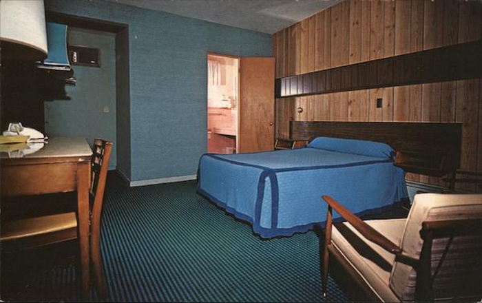 Petoskey Motel (Superior Motel, Petoskey Motor Court) - Vintage Postcard (newer photo)